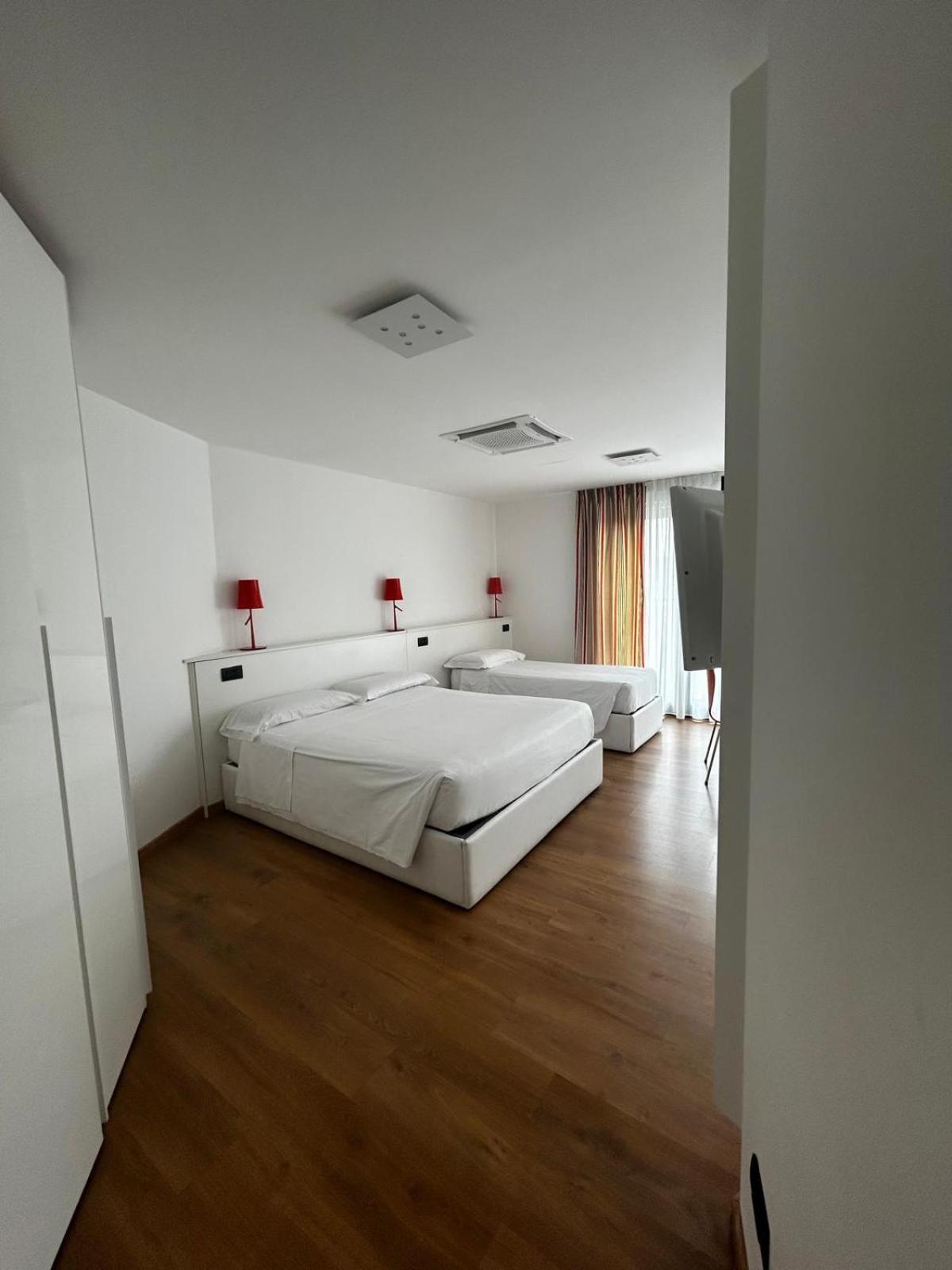 Bb Hotels Aparthotel Isola Милано Екстериор снимка